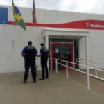 Câmeras flagram o momento em que assaltantes invadem Bradesco, desarmam seguranças e roubam agência em Arari