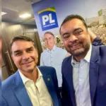 Vorcaro gruda como craca em Flávio Bolsonaro