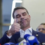 Confirmação de tarifa dos Estados Unidos frustra estratégia política de Flávio Bolsonaro