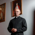 Padre excomungado pelo papa diz que “modernismo destrói a fé católica”. Veja vídeo