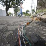 Ligações clandestinas podem provocar rompimento de cabos e colocar vidas em risco