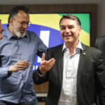Folha de São Paulo. Se eleito, Flávio Bolsonaro levará a milícia ao Planalto